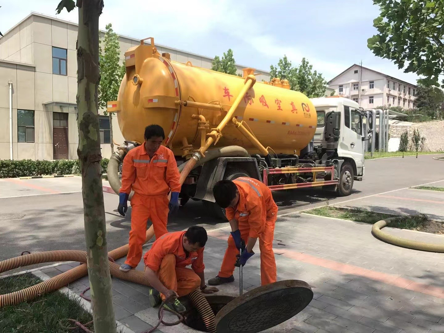 郯城管道疏通车停在窨井附近