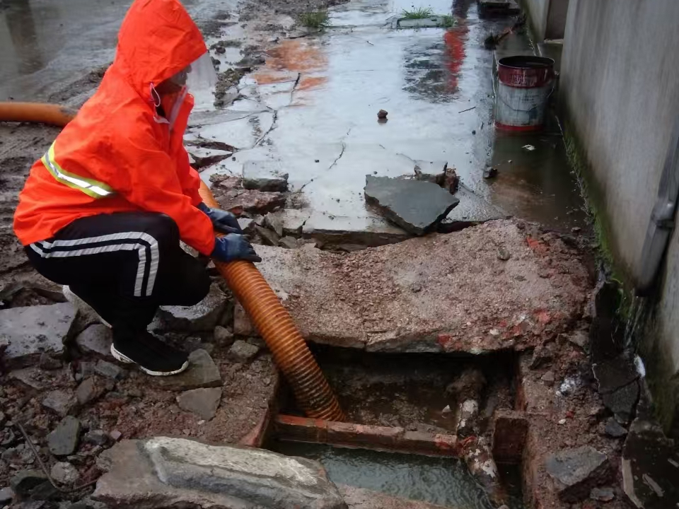 郯城专业清理污水池 炜誉市政以规范流程守护城市 “肠道”